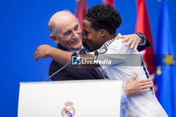 2024-07-27 - MADRID, SPAIN - JULY 27: Endrick Felipe Moreira de Sousa poses for photos with Real Madrid jersey during his presentation at Estadio Santiago Bernabeu on July 27, 2024 in Madrid, Spain. - REAL MADRID UNVEILS NEW SIGNING ENDRICK - OTHER - SOCCER