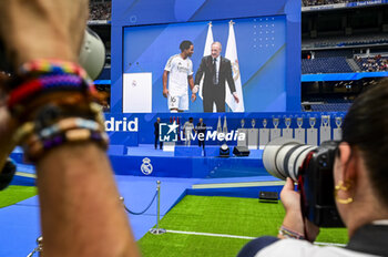 2024-07-27 - Endrick Felipe Moreira de Sousa (L) seen with Florentino Perez (R), president of Real Madrid, during his presentation at Estadio Santiago Bernabeu on July 27, 2024 in Madrid, Spain. - REAL MADRID UNVEILS NEW SIGNING ENDRICK - OTHER - SOCCER