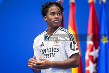 2024-07-27 - Endrick Felipe Moreira de Sousa poses for photos with Real Madrid jersey during his presentation at Estadio Santiago Bernabeu on July 27, 2024 in Madrid, Spain. - REAL MADRID UNVEILS NEW SIGNING ENDRICK - OTHER - SOCCER