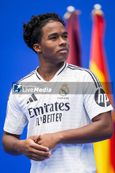 2024-07-27 - Endrick Felipe Moreira de Sousa poses for photos with Real Madrid jersey during his presentation at Estadio Santiago Bernabeu on July 27, 2024 in Madrid, Spain. - REAL MADRID UNVEILS NEW SIGNING ENDRICK - OTHER - SOCCER