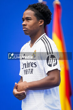 2024-07-27 - Endrick Felipe Moreira de Sousa poses for photos with Real Madrid jersey during his presentation at Estadio Santiago Bernabeu on July 27, 2024 in Madrid, Spain. - REAL MADRID UNVEILS NEW SIGNING ENDRICK - OTHER - SOCCER