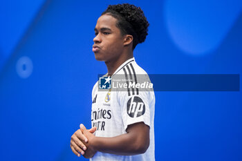 2024-07-27 - Endrick Felipe Moreira de Sousa poses for photos with Real Madrid jersey during his presentation at Estadio Santiago Bernabeu on July 27, 2024 in Madrid, Spain. - REAL MADRID UNVEILS NEW SIGNING ENDRICK - OTHER - SOCCER