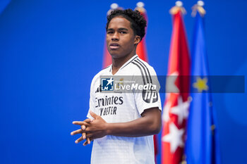 2024-07-27 - Endrick Felipe Moreira de Sousa poses for photos with Real Madrid jersey during his presentation at Estadio Santiago Bernabeu on July 27, 2024 in Madrid, Spain. - REAL MADRID UNVEILS NEW SIGNING ENDRICK - OTHER - SOCCER