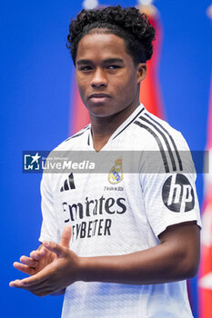 2024-07-27 - Endrick Felipe Moreira de Sousa poses for photos with Real Madrid jersey during his presentation at Estadio Santiago Bernabeu on July 27, 2024 in Madrid, Spain. - REAL MADRID UNVEILS NEW SIGNING ENDRICK - OTHER - SOCCER