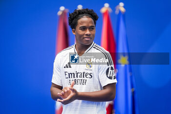 2024-07-27 - Endrick Felipe Moreira de Sousa poses for photos with Real Madrid jersey during his presentation at Estadio Santiago Bernabeu on July 27, 2024 in Madrid, Spain. - REAL MADRID UNVEILS NEW SIGNING ENDRICK - OTHER - SOCCER