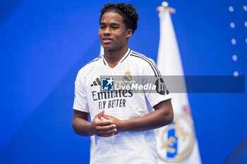 2024-07-27 - Endrick Felipe Moreira de Sousa poses for photos with Real Madrid jersey during his presentation at Estadio Santiago Bernabeu on July 27, 2024 in Madrid, Spain. - REAL MADRID UNVEILS NEW SIGNING ENDRICK - OTHER - SOCCER