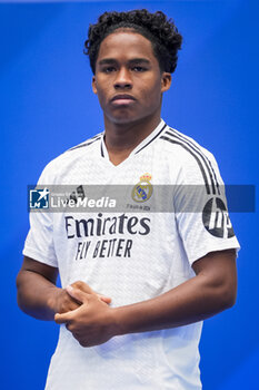 2024-07-27 - Endrick Felipe Moreira de Sousa poses for photos with Real Madrid jersey during his presentation at Estadio Santiago Bernabeu on July 27, 2024 in Madrid, Spain. - REAL MADRID UNVEILS NEW SIGNING ENDRICK - OTHER - SOCCER