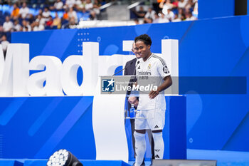 2024-07-27 - Endrick Felipe Moreira de Sousa poses for photos with Real Madrid jersey during his presentation at Estadio Santiago Bernabeu on July 27, 2024 in Madrid, Spain. - REAL MADRID UNVEILS NEW SIGNING ENDRICK - OTHER - SOCCER