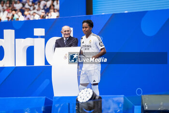 2024-07-27 - Endrick Felipe Moreira de Sousa gets emotional during his presentation at Estadio Santiago Bernabeu on July 27, 2024 in Madrid, Spain. - REAL MADRID UNVEILS NEW SIGNING ENDRICK - OTHER - SOCCER