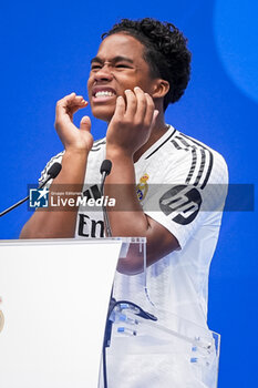 2024-07-27 - Endrick Felipe Moreira de Sousa gets emotional during his presentation at Estadio Santiago Bernabeu on July 27, 2024 in Madrid, Spain. - REAL MADRID UNVEILS NEW SIGNING ENDRICK - OTHER - SOCCER