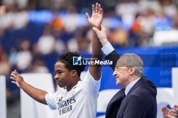 2024-07-27 - Endrick Felipe Moreira de Sousa (L) poses for photos with Real Madrid jersey during his presentation with Florentino Perez (R), president of Real Madrid, at Estadio Santiago Bernabeu on July 27, 2024 in Madrid, Spain. - REAL MADRID UNVEILS NEW SIGNING ENDRICK - OTHER - SOCCER