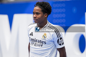 2024-07-27 - Endrick Felipe Moreira de Sousa poses for photos with Real Madrid jersey during his presentation at Estadio Santiago Bernabeu on July 27, 2024 in Madrid, Spain. - REAL MADRID UNVEILS NEW SIGNING ENDRICK - OTHER - SOCCER