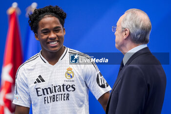 2024-07-27 - Endrick Felipe Moreira de Sousa (L) poses for photos with Real Madrid jersey during his presentation with Florentino Perez (R), president of Real Madrid, at Estadio Santiago Bernabeu on July 27, 2024 in Madrid, Spain. - REAL MADRID UNVEILS NEW SIGNING ENDRICK - OTHER - SOCCER