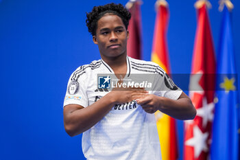 2024-07-27 - Endrick Felipe Moreira de Sousa poses for photos with Real Madrid jersey during his presentation at Estadio Santiago Bernabeu on July 27, 2024 in Madrid, Spain. - REAL MADRID UNVEILS NEW SIGNING ENDRICK - OTHER - SOCCER