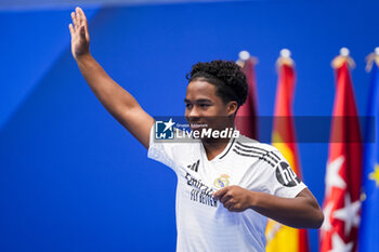 2024-07-27 - Endrick Felipe Moreira de Sousa poses for photos with Real Madrid jersey during his presentation at Estadio Santiago Bernabeu on July 27, 2024 in Madrid, Spain. - REAL MADRID UNVEILS NEW SIGNING ENDRICK - OTHER - SOCCER