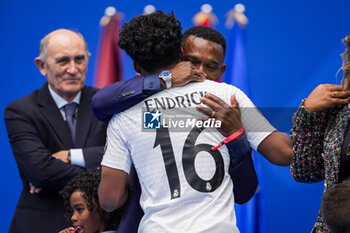 2024-07-27 - Endrick Felipe Moreira de Sousa (R) hugs his father Douglas de Sousa (L) during his presentation at Estadio Santiago Bernabeu on July 27, 2024 in Madrid, Spain. - REAL MADRID UNVEILS NEW SIGNING ENDRICK - OTHER - SOCCER