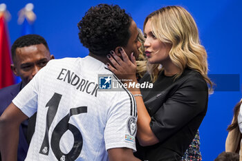 2024-07-27 - Endrick Felipe Moreira de Sousa (L) kisses his girlfriend Gabriely Miranda (R) during his presentation at Estadio Santiago Bernabeu on July 27, 2024 in Madrid, Spain. - REAL MADRID UNVEILS NEW SIGNING ENDRICK - OTHER - SOCCER