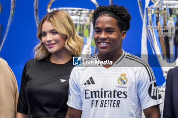 2024-07-27 - Endrick Felipe Moreira de Sousa (R) poses for photos with his girlfriend Gabriely Miranda (L) during his presentation at Estadio Santiago Bernabeu on July 27, 2024 in Madrid, Spain. - REAL MADRID UNVEILS NEW SIGNING ENDRICK - OTHER - SOCCER