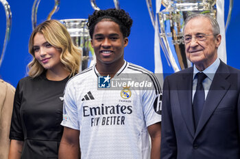 2024-07-27 - Endrick Felipe Moreira de Sousa (C) poses for photos with his girlfriend Gabriely Miranda (L) and Florentino Perez (R) during his presentation at Estadio Santiago Bernabeu on July 27, 2024 in Madrid, Spain. - REAL MADRID UNVEILS NEW SIGNING ENDRICK - OTHER - SOCCER