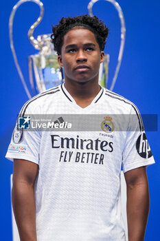 2024-07-27 - Endrick Felipe Moreira de Sousa poses for photos with Real Madrid jersey during his presentation at Estadio Santiago Bernabeu on July 27, 2024 in Madrid, Spain. - REAL MADRID UNVEILS NEW SIGNING ENDRICK - OTHER - SOCCER