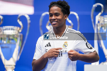 2024-07-27 - Endrick Felipe Moreira de Sousa poses for photos with Real Madrid jersey during his presentation at Estadio Santiago Bernabeu on July 27, 2024 in Madrid, Spain. - REAL MADRID UNVEILS NEW SIGNING ENDRICK - OTHER - SOCCER