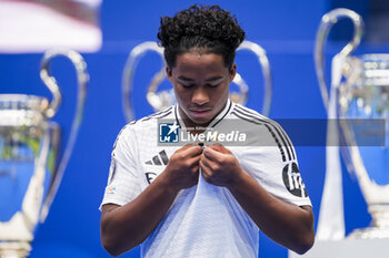 2024-07-27 - Endrick Felipe Moreira de Sousa poses for photos with Real Madrid jersey during his presentation at Estadio Santiago Bernabeu on July 27, 2024 in Madrid, Spain. - REAL MADRID UNVEILS NEW SIGNING ENDRICK - OTHER - SOCCER