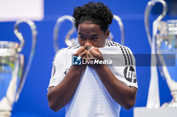 2024-07-27 - Endrick Felipe Moreira de Sousa poses for photos with Real Madrid jersey during his presentation at Estadio Santiago Bernabeu on July 27, 2024 in Madrid, Spain. - REAL MADRID UNVEILS NEW SIGNING ENDRICK - OTHER - SOCCER