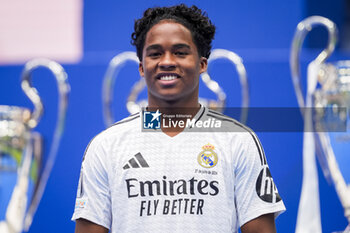 2024-07-27 - Endrick Felipe Moreira de Sousa poses for photos with Real Madrid jersey during his presentation at Estadio Santiago Bernabeu on July 27, 2024 in Madrid, Spain. - REAL MADRID UNVEILS NEW SIGNING ENDRICK - OTHER - SOCCER