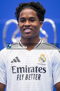 2024-07-27 - Endrick Felipe Moreira de Sousa poses for photos with Real Madrid jersey during his presentation at Estadio Santiago Bernabeu on July 27, 2024 in Madrid, Spain. - REAL MADRID UNVEILS NEW SIGNING ENDRICK - OTHER - SOCCER