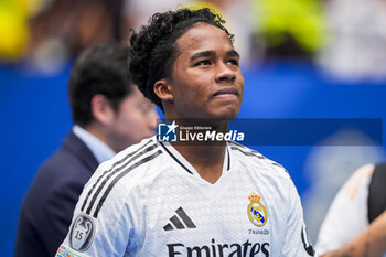 2024-07-27 - Endrick Felipe Moreira de Sousa poses for photos with Real Madrid jersey during his presentation at Estadio Santiago Bernabeu on July 27, 2024 in Madrid, Spain. - REAL MADRID UNVEILS NEW SIGNING ENDRICK - OTHER - SOCCER