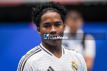 2024-07-27 - Endrick Felipe Moreira de Sousa poses for photos with Real Madrid jersey during his presentation at Estadio Santiago Bernabeu on July 27, 2024 in Madrid, Spain. - REAL MADRID UNVEILS NEW SIGNING ENDRICK - OTHER - SOCCER