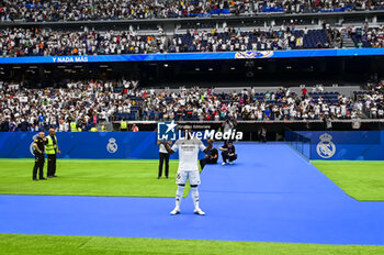 2024-07-27 - Endrick Felipe Moreira de Sousa poses for photos with Real Madrid jersey during his presentation at Estadio Santiago Bernabeu on July 27, 2024 in Madrid, Spain. - REAL MADRID UNVEILS NEW SIGNING ENDRICK - OTHER - SOCCER