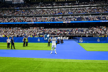 2024-07-27 - Endrick Felipe Moreira de Sousa poses for photos with Real Madrid jersey during his presentation at Estadio Santiago Bernabeu on July 27, 2024 in Madrid, Spain. - REAL MADRID UNVEILS NEW SIGNING ENDRICK - OTHER - SOCCER