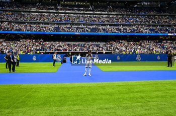 2024-07-27 - Endrick Felipe Moreira de Sousa poses for photos with Real Madrid jersey during his presentation at Estadio Santiago Bernabeu on July 27, 2024 in Madrid, Spain. - REAL MADRID UNVEILS NEW SIGNING ENDRICK - OTHER - SOCCER