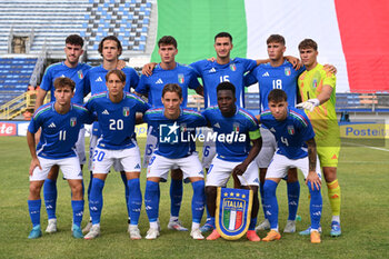 2024-09-05 - Italy U21 players are posing for a team photo during the UEFA U21 Euro 2025 Qualifier match between Italy and San Marino at the Domenico Francioni Stadium on September 5, 2024 in Latina, Italy. - UEFA UNDER 21 - ITALY VS SAN MARINO - OTHER - SOCCER