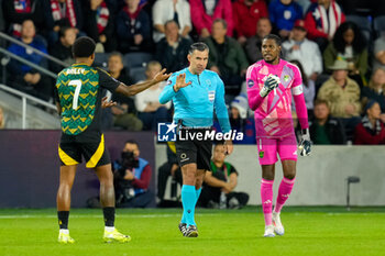 2024-11-18 - Referee Mario Escobar waves off Jamaica forward Leon Bailey (7) while listening to goalkeeper Andre Blake (1) - CONCACAF NATIONS LEAGUE - USA VS JAMAICA - OTHER - SOCCER