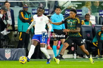 2024-11-18 - United States forward Tim Weah (21) passes the ball against Jamaica forward Leon Bailey (7) - CONCACAF NATIONS LEAGUE - USA VS JAMAICA - OTHER - SOCCER