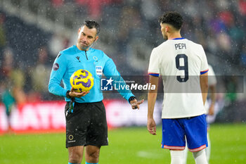 2024-11-18 - Referee Mario Escobar responds to United States forward Ricardo Pepi (9) - CONCACAF NATIONS LEAGUE - USA VS JAMAICA - OTHER - SOCCER