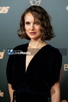 2024-10-28 - Natalie Portman during the red carpet ceremony of the Ballon d'Or (Golden Ball) France Football 2024 on 28 October 2024 at Theatre du Chatelet in Paris, France - FOOTBALL - BALLON D'OR 2024 - RED CARPET CEREMONY - OTHER - SOCCER