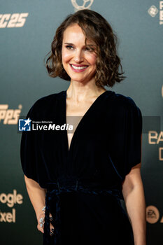 2024-10-28 - Natalie Portman during the red carpet ceremony of the Ballon d'Or (Golden Ball) France Football 2024 on 28 October 2024 at Theatre du Chatelet in Paris, France - FOOTBALL - BALLON D'OR 2024 - RED CARPET CEREMONY - OTHER - SOCCER