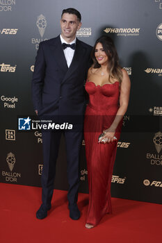 2024-10-28 - Emiliano Martinez and Mandinha Martinez attend the 68th Ballon D'Or France Football 2024 photocall on October 28, 2024 at Theatre du Chatelet in Paris, France - FOOTBALL - BALLON D'OR 2024 - OTHER - SOCCER