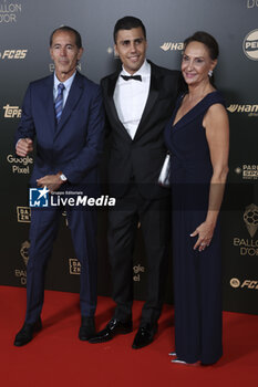 2024-10-28 - Rodrigo Hernandez Cascante aka Rodri of Manchester Ci and his parents attend the 68th Ballon D'Or France Football 2024 photocall on October 28, 2024 at Theatre du Chatelet in Paris, France - FOOTBALL - BALLON D'OR 2024 - OTHER - SOCCER