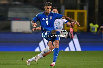 2024-06-09 - Italy's forward Gianluca Scamacca against Bosnia and Herzegovina's defender Nikola Katic - ITALY VS BOSNIA - FRIENDLY MATCH - SOCCER