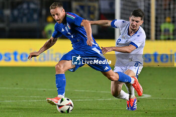 2024-06-09 - Italy's midfielder Davide Frattesi against Bosnia and Herzegovina's midfielder Armin Gigovic - ITALY VS BOSNIA - FRIENDLY MATCH - SOCCER