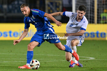 2024-06-09 - Italy's midfielder Davide Frattesi against Bosnia and Herzegovina's midfielder Armin Gigovic - ITALY VS BOSNIA - FRIENDLY MATCH - SOCCER