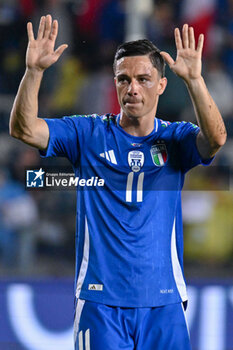 2024-06-09 - Italy's forward Giacomo Raspadori greets the supporters - ITALY VS BOSNIA - FRIENDLY MATCH - SOCCER