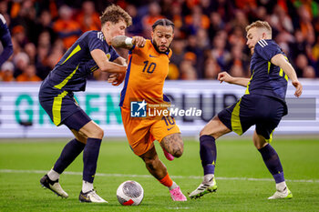 2024-03-22 - Memphis Depay of Netherlands battles for possession with Jack Hendry of Scotland and Ryan Porteous of Scotland during the International Friendly football match between Netherlands and Scotland on March 22, 2024 at Johan Cruijff ArenA in Amsterdam, Netherlands - FOOTBALL - FRIENDLY GAME - NETHERLANDS V SCOTLAND - FRIENDLY MATCH - SOCCER