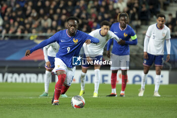 2024-03-25 - Arnaud Kalimuendo of France scores his penalty kick during the International Under 23 Friendly football match between France U23 and United States, USA U23 on March 25, 2024 at Stade Auguste Bonal in Sochaux Montbeliard, France - FOOTBALL - U23 FRIENDLY GAME - FRANCE V USA - FRIENDLY MATCH - SOCCER