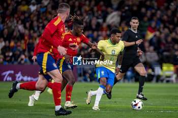 2024-03-26 - Rodrygo Goes of Brazil (R) in action with the ball against Nico Williams of Spain (L) during the friendly football match among the national teams of Spain and Brazil at Estadio Santiago Bernabeu, Madrid. - SPAIN VS BRAZIL - FRIENDLY MATCH - SOCCER