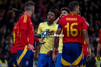 2024-03-26 - Vinicius Junior of Brazil (C) argues with Aymeric Laporte of Spain (R) during the friendly football match among the national teams of Spain and Brazil at Estadio Santiago Bernabeu, Madrid. - SPAIN VS BRAZIL - FRIENDLY MATCH - SOCCER